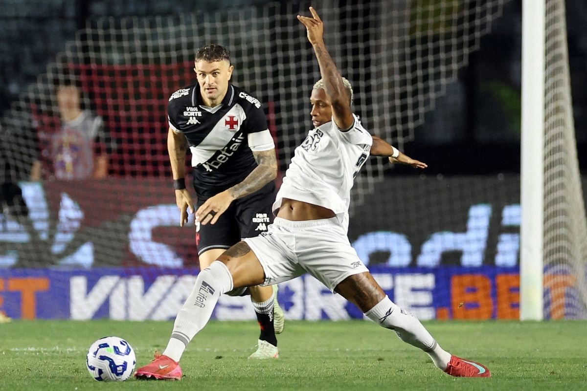 Disputa entre Vegetti e Danilo. Foto: Vitor Silva/Botafogo