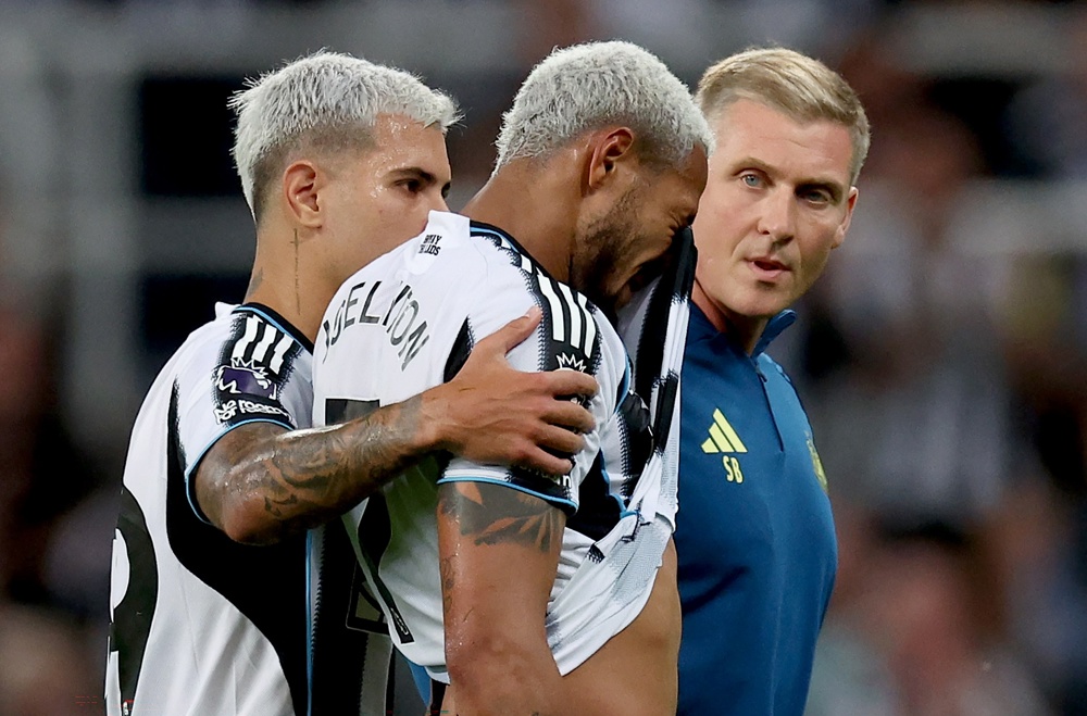 Convocado por Ancelotti, Joelinton se lesiona em jogo do Newcastle, deixa campo chorando e corre risco de corte