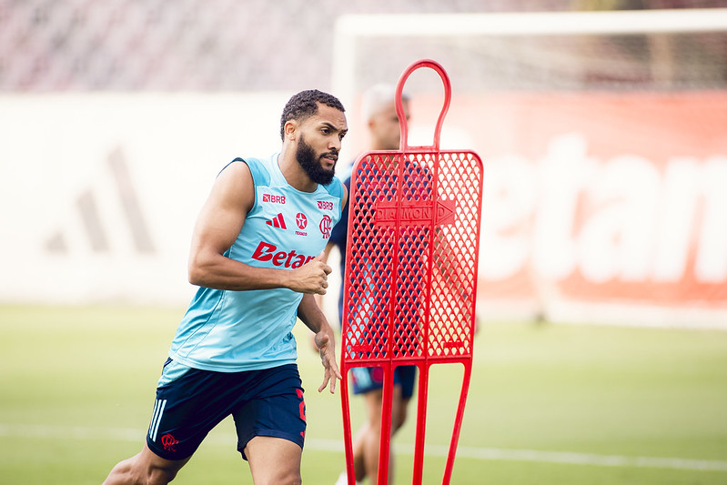 Diretoria do Flamengo aguarda propostas para mais saídas do elenco