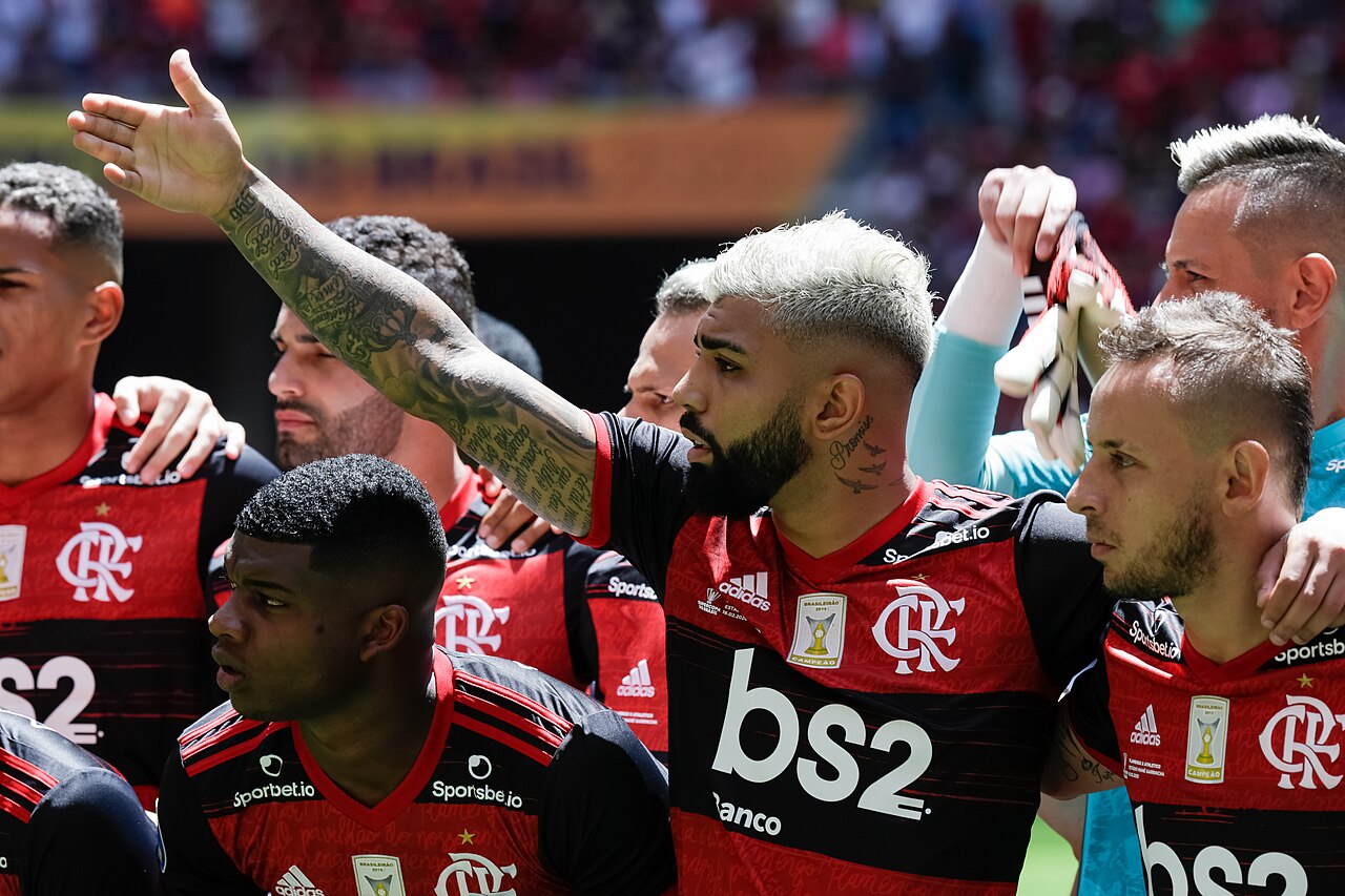 Histórico jogador brasileiro anuncia aposentadoria e choca o mundo