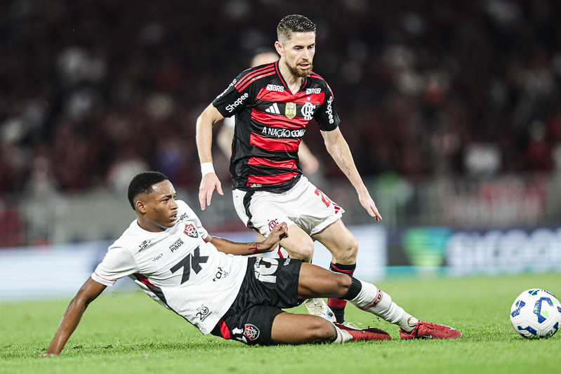 Jorginho treina e está relacionado para enfrentar o Grêmio