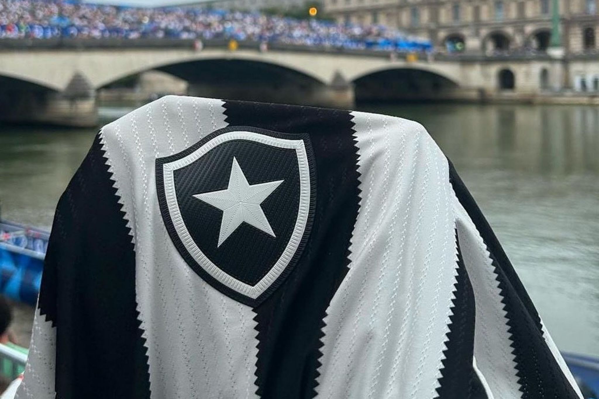 Madrugada do Botafogo é marcada por foguetório da torcida da LDU em frente ao hotel