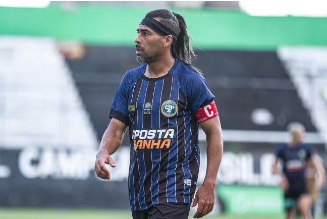 Aos 48 anos, atacante ex-Flu e Goiás volta a marcar pelo futebol profissional
