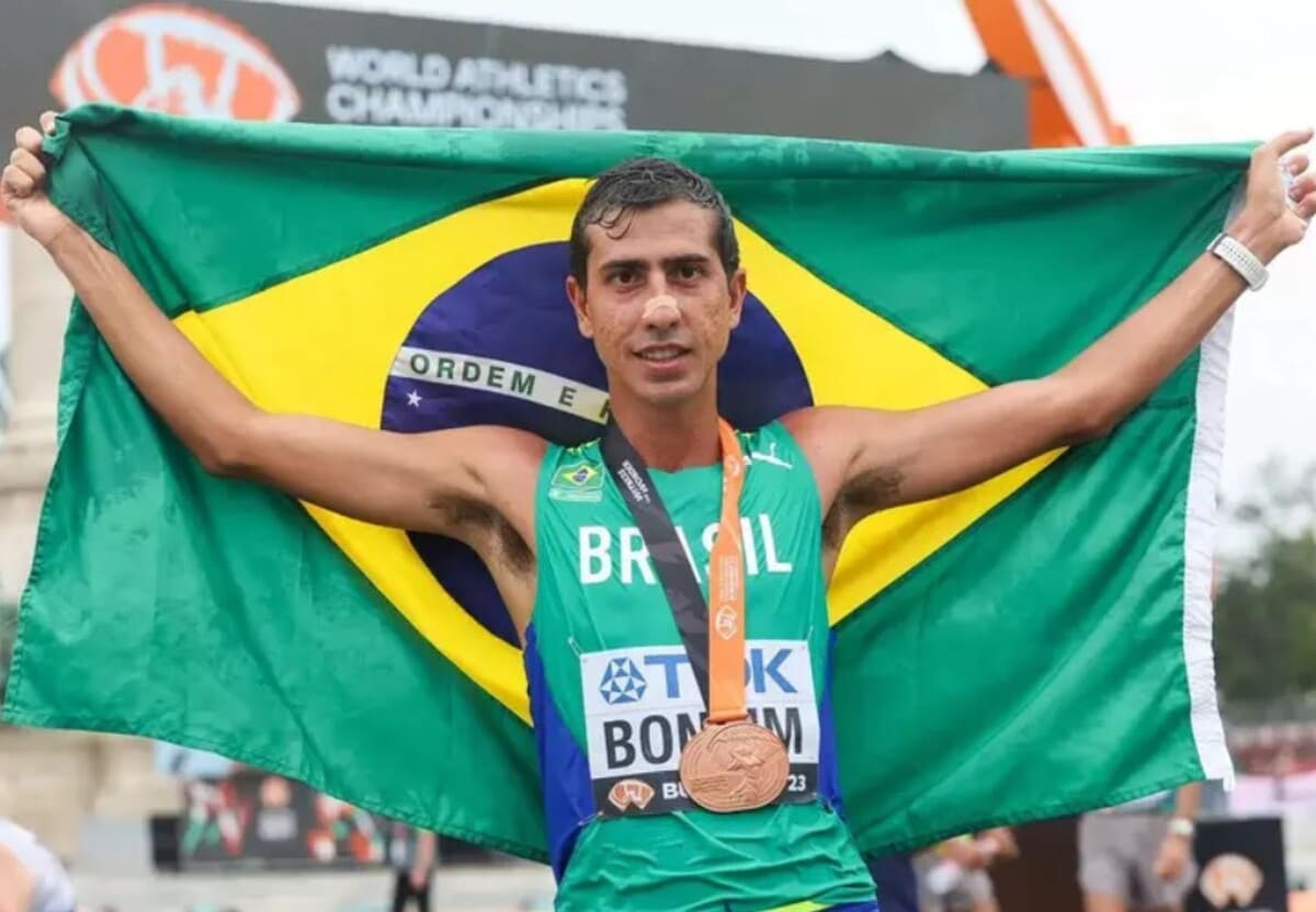 Após ouro em Tóquio, Caio Bonfim recupera aliança com história da família