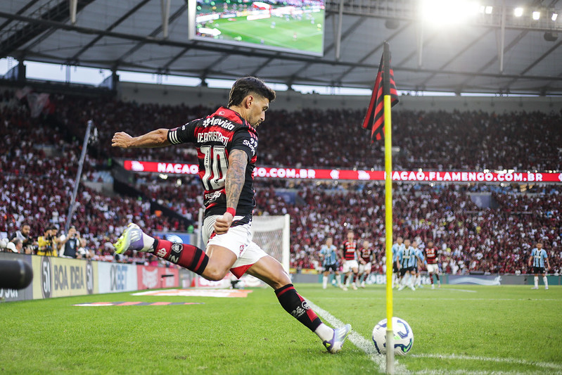 Arrascaeta fica perto de ano mais artilheiro pelo Flamengo; veja números