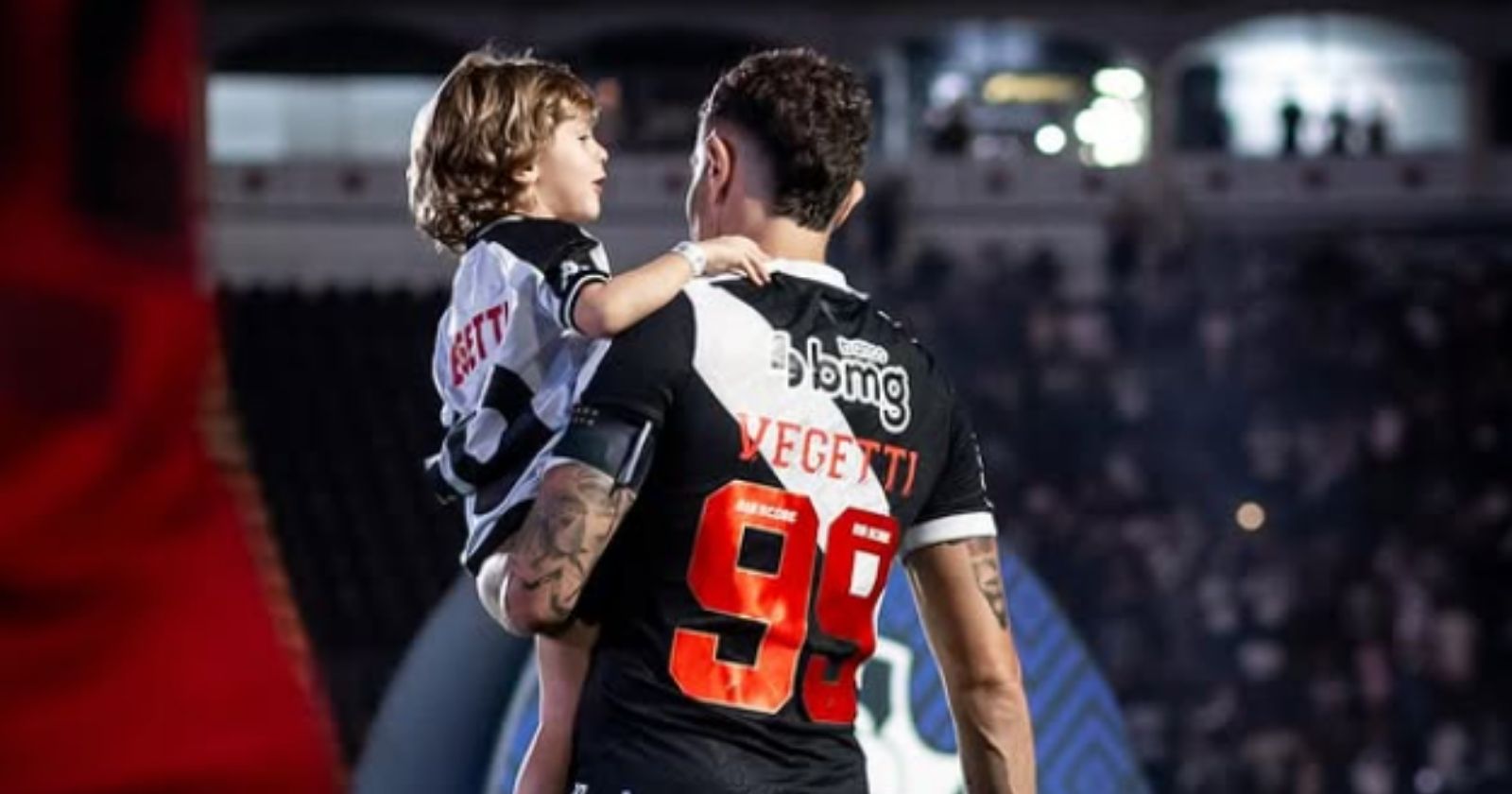 Atitude de filho de Vegetti com jogador do Flamengo choca web: "Muito Vasco"