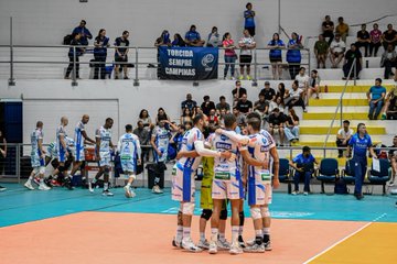 Atleta sofre racismo em jogo de vôlei em São Paulo e bicampeão olímpico se manifesta