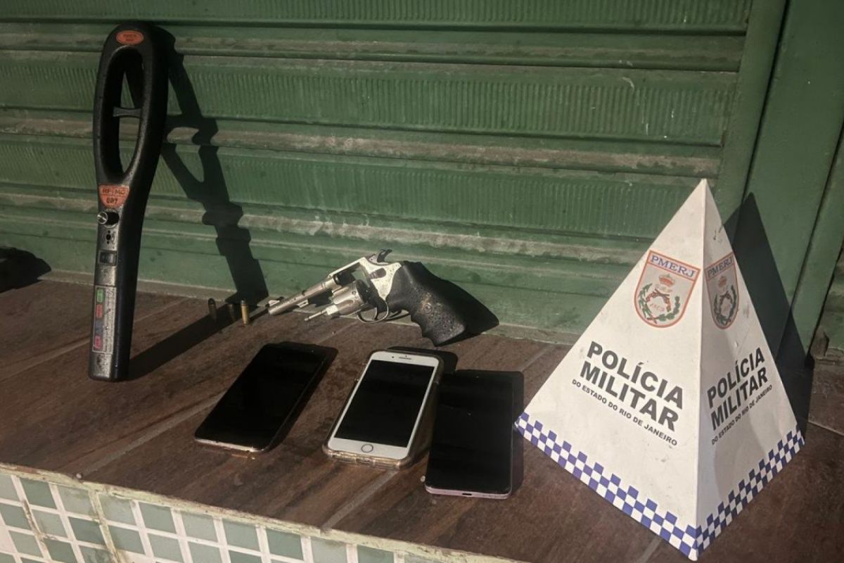 Caçada policial termina em acidente e prisão de dupla na Baixada