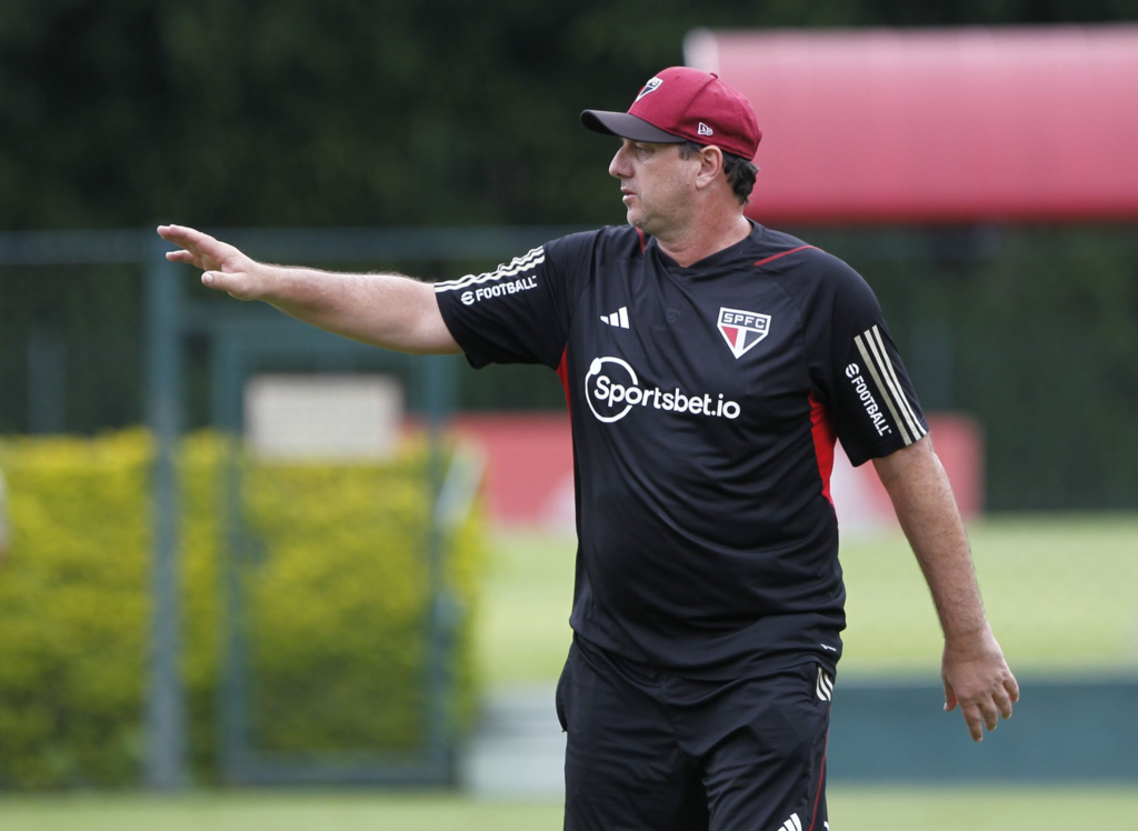 Ceni alcança Renato Gaúcho em títulos antes de duelo no Maracanã