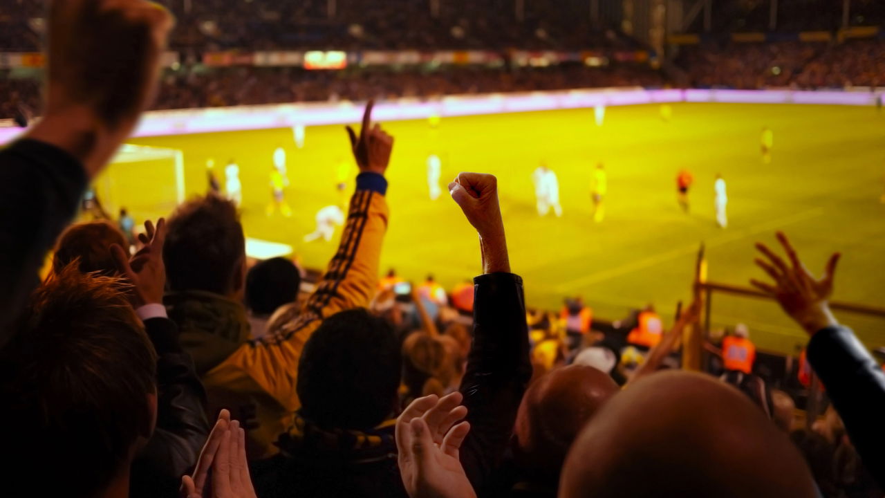 Comemoração inusitada: atacante de time da Série A provoca adversário e faz torcida rir