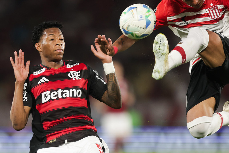 Conmebol anula expulsão e Plata pode enfrentar o Estudiantes