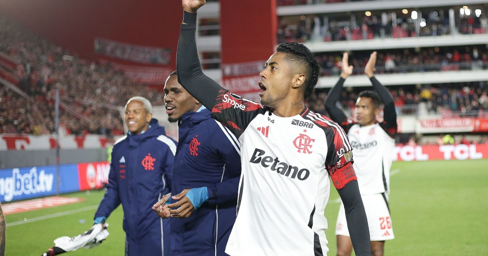 Conmebol denuncia Bruno Henrique por gestos obscenos na Libertadores