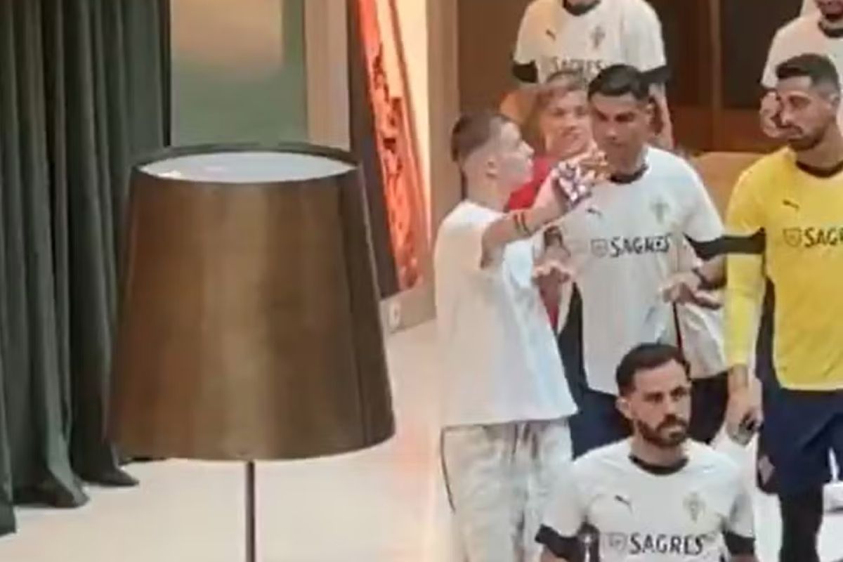 Cristiano Ronaldo empurra torcedor