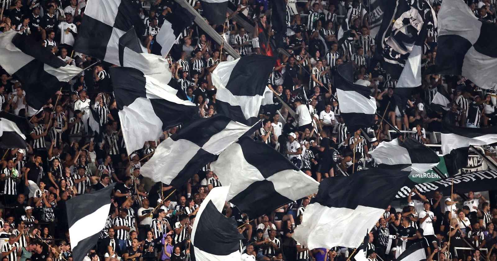 Entre saídas, atrasos e eliminações: Textor admite erros na temporada do Botafogo