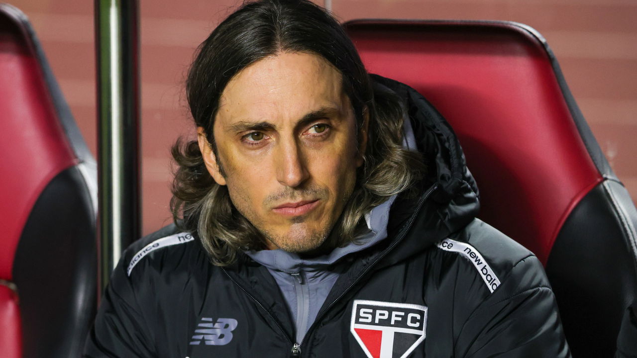 Ex-técnico do São Paulo pode assumir o Internacional e aposta em inovação tática