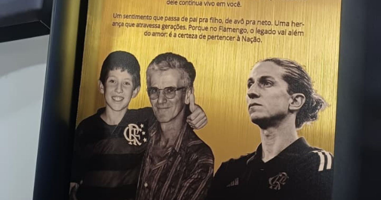 Filipe Luís é homenageado por um ano como técnico do Flamengo