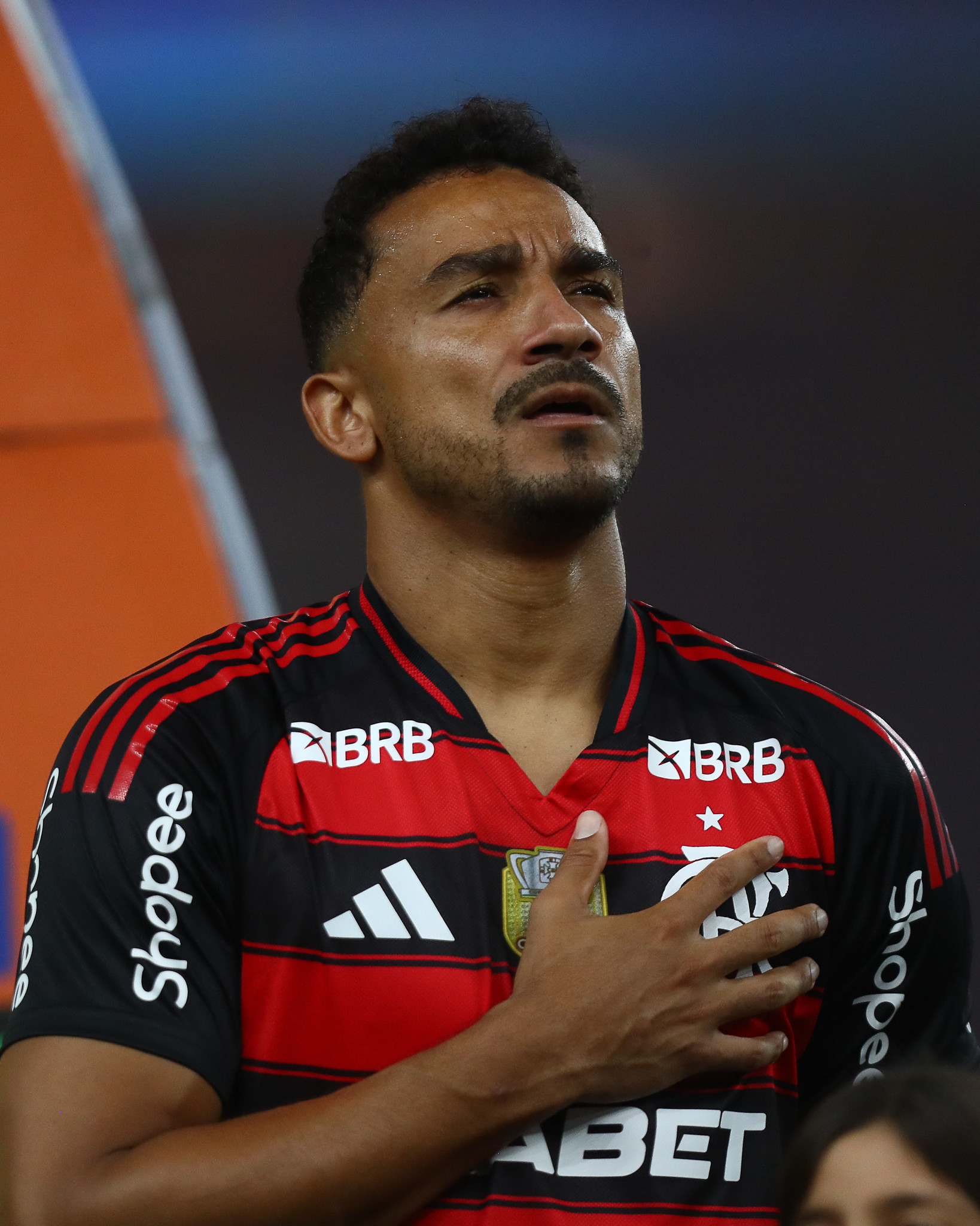 Flamengo fecha janela com lucro