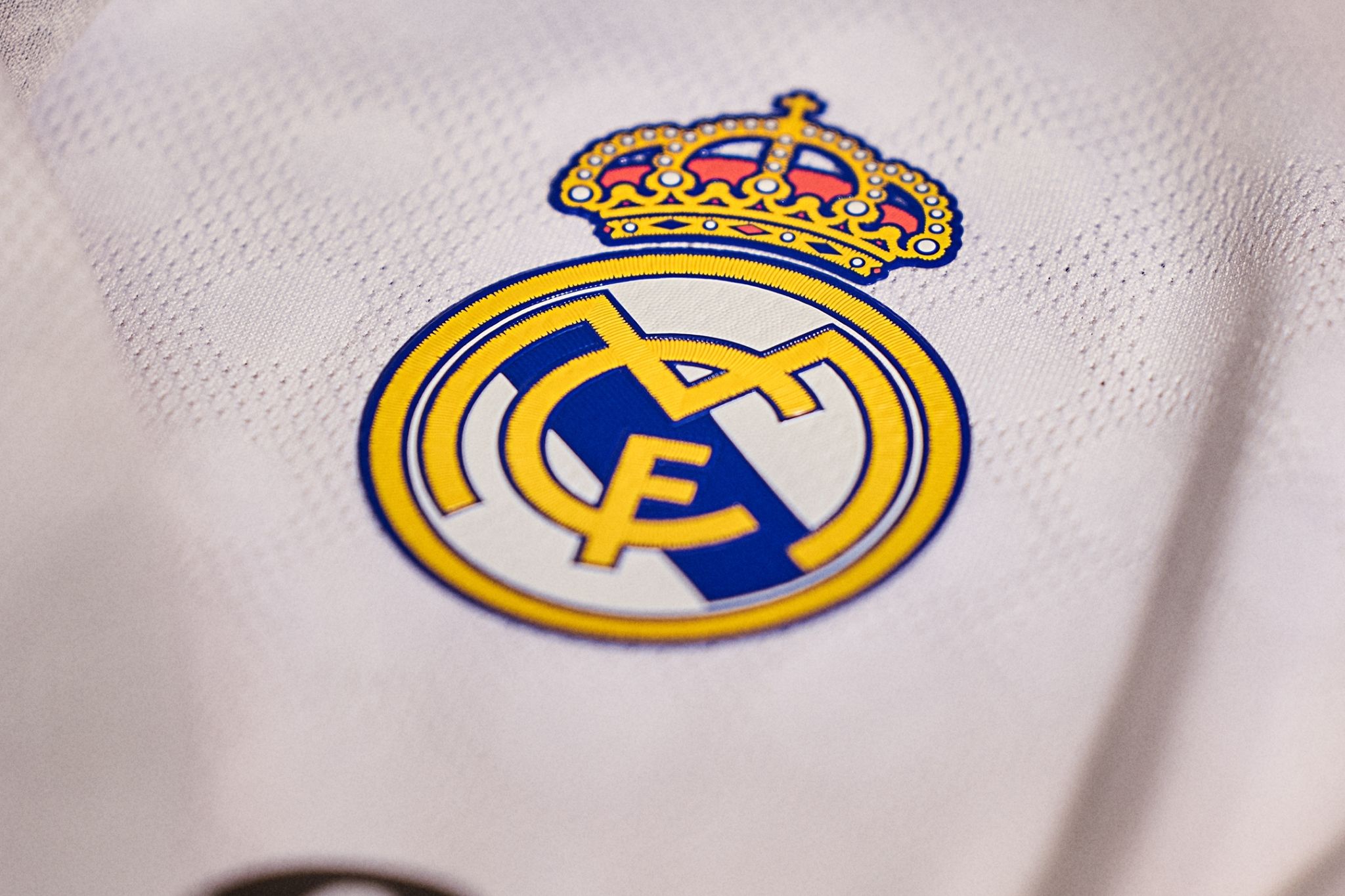Craque de 18 anos chega ao Real Madrid, ignora Cristiano Ronaldo e elogia rival