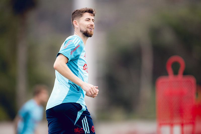 Jorginho fica fora do último treino antes do jogo com o Estudiantes