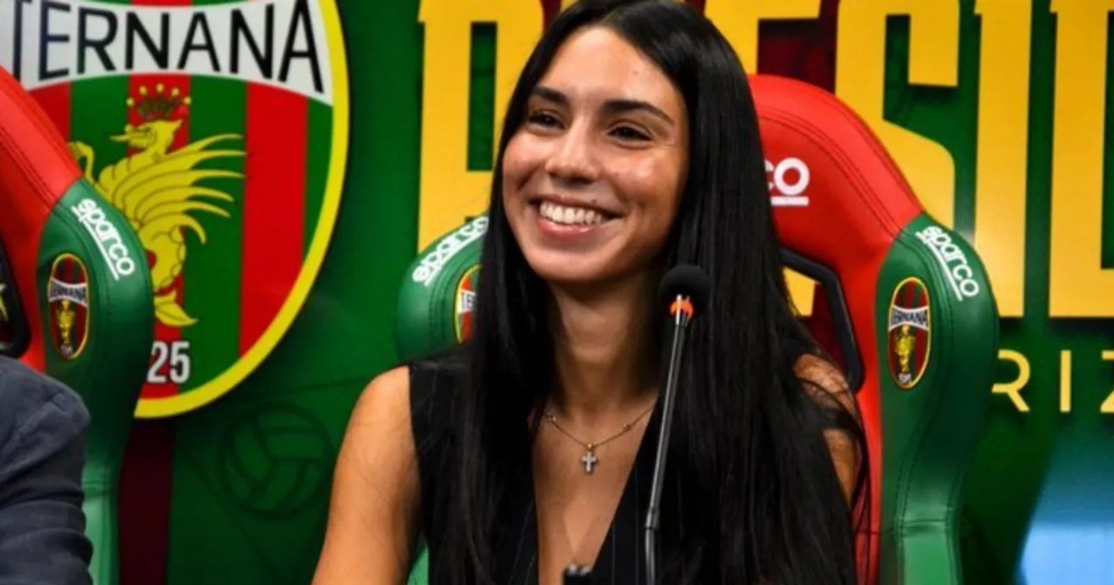 Pai bilionário compra clube da Série C e coloca filha de 23 anos no comando