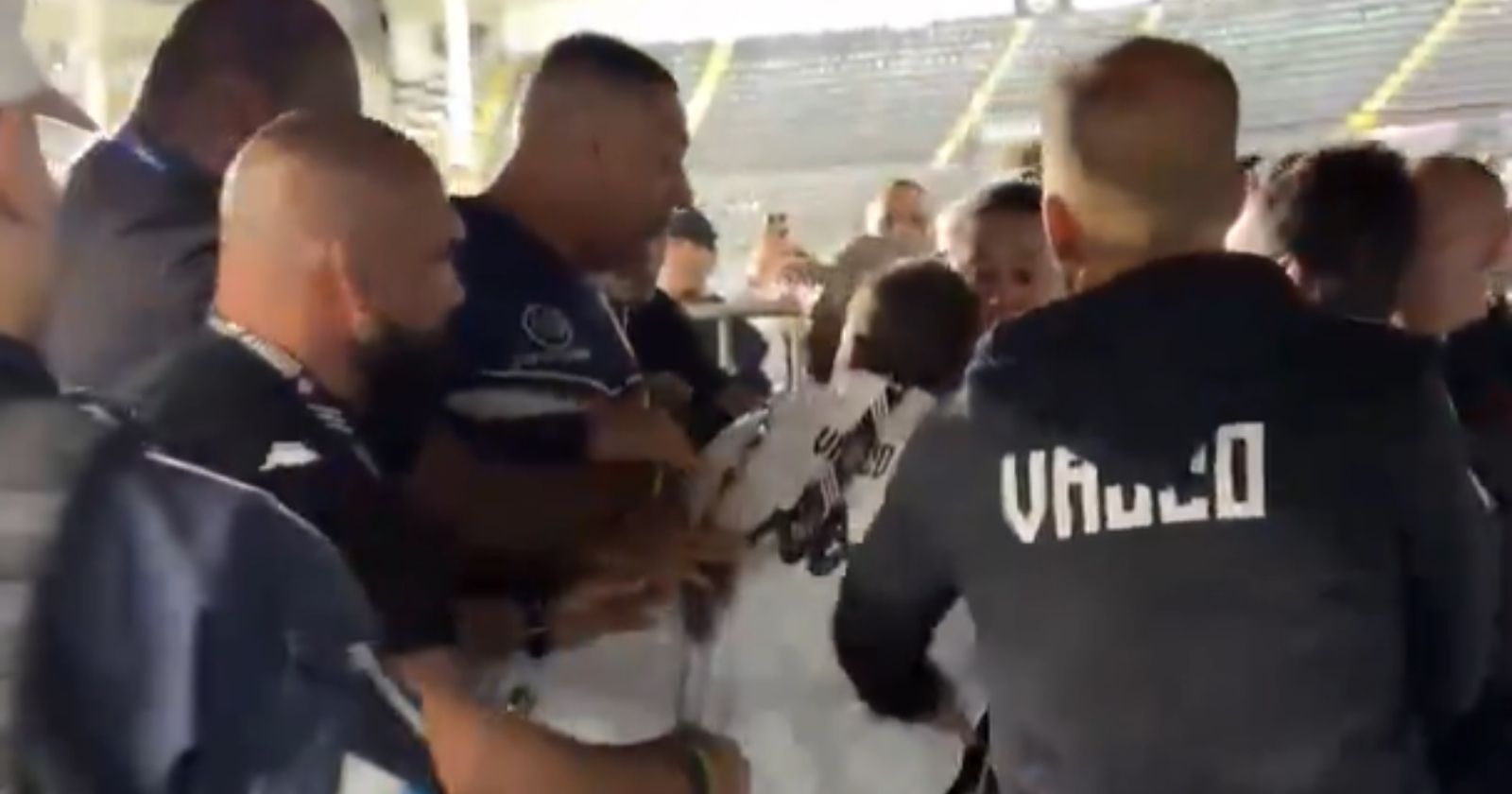 Pedrinho tenta agredir árbitro no intervalo de Vasco x Bahia