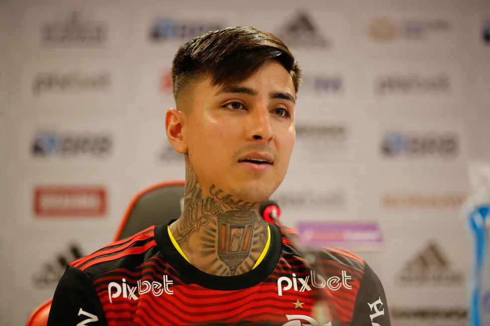 Pulgar inicia trabalhos no campo pelo Flamengo