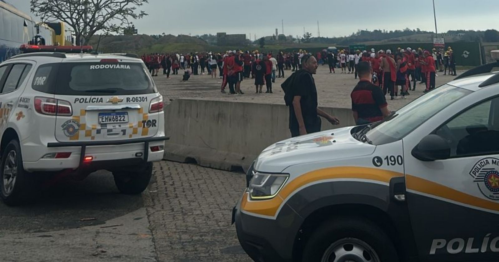 Torcida do Corinthians ameaça caravana do Flamengo