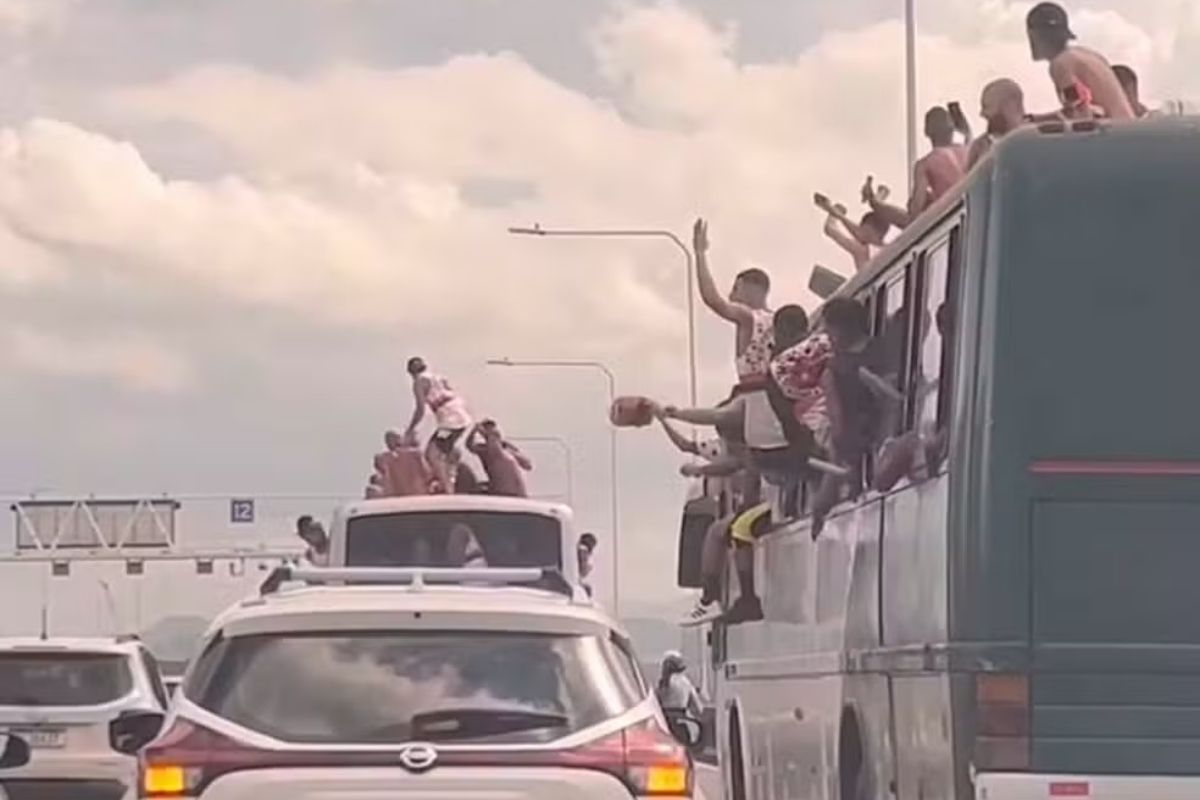 Vídeo mostra torcedores do Flamengo no teto de ônibus na Ponte Rio-Niterói