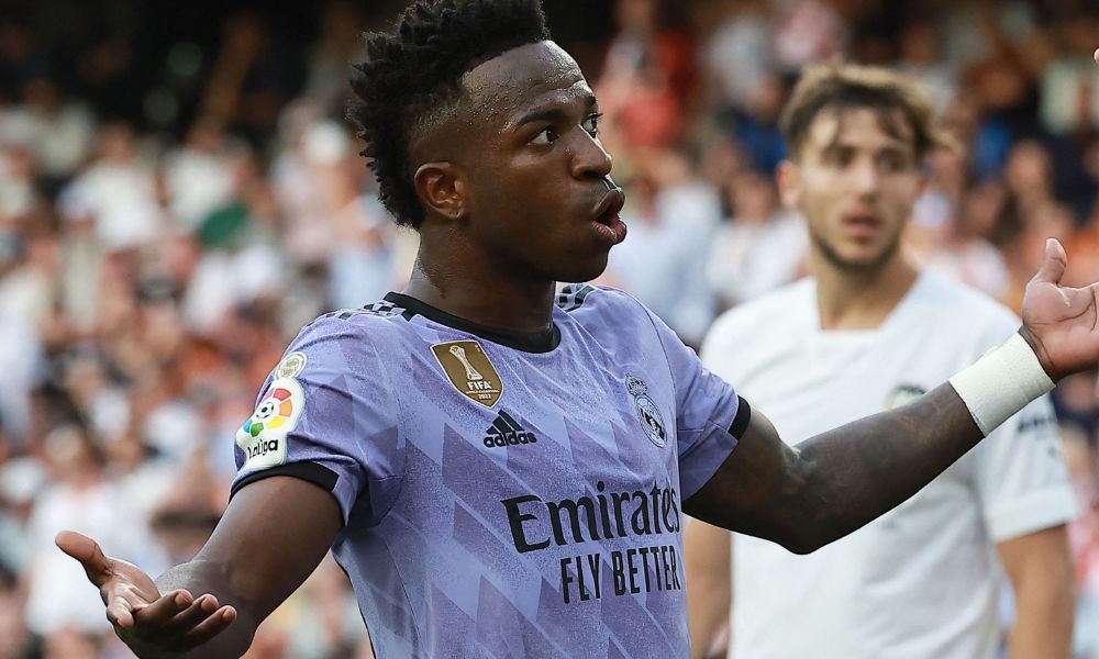 Vini Júnior se irrita com substituição e Xabi Alonso admite: ‘Podia ter esperado’