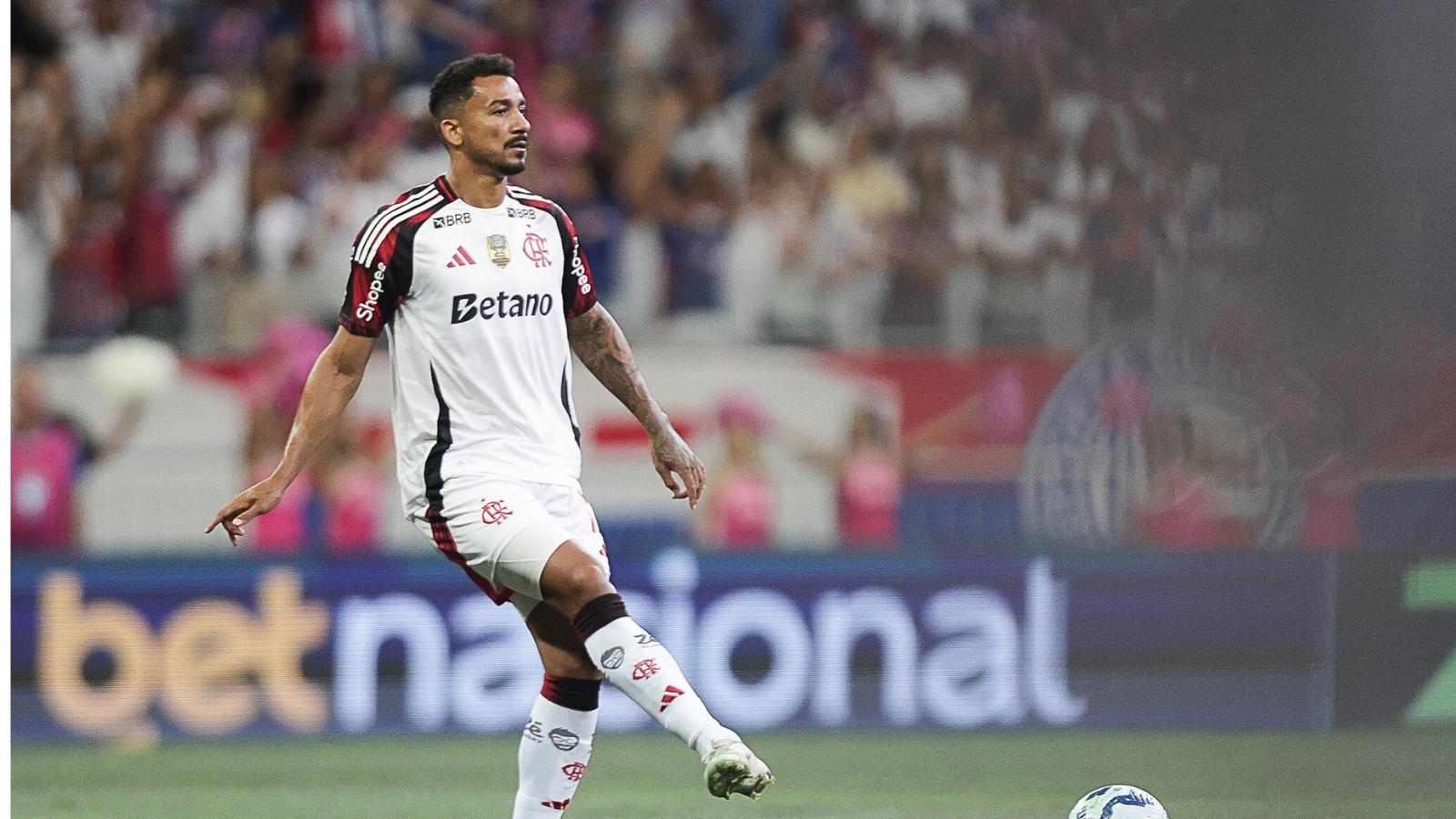 Expulsão relâmpago e pedido de perdão: Danilo assume culpa em tropeço do Flamengo