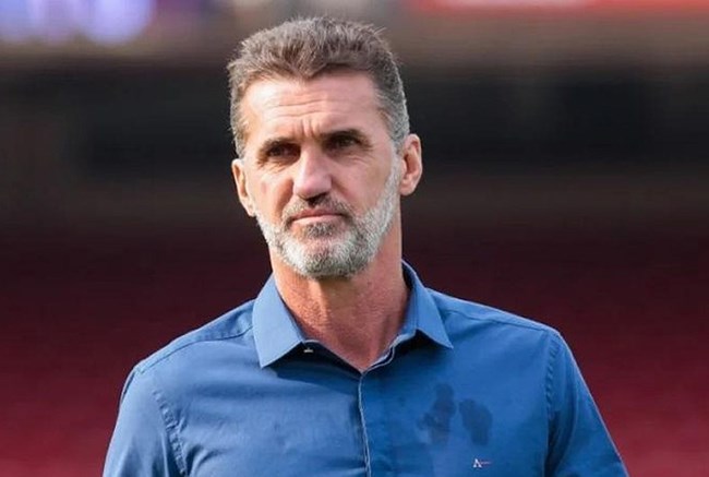 Técnico Vagner Mancini sob o comando à beira do campo