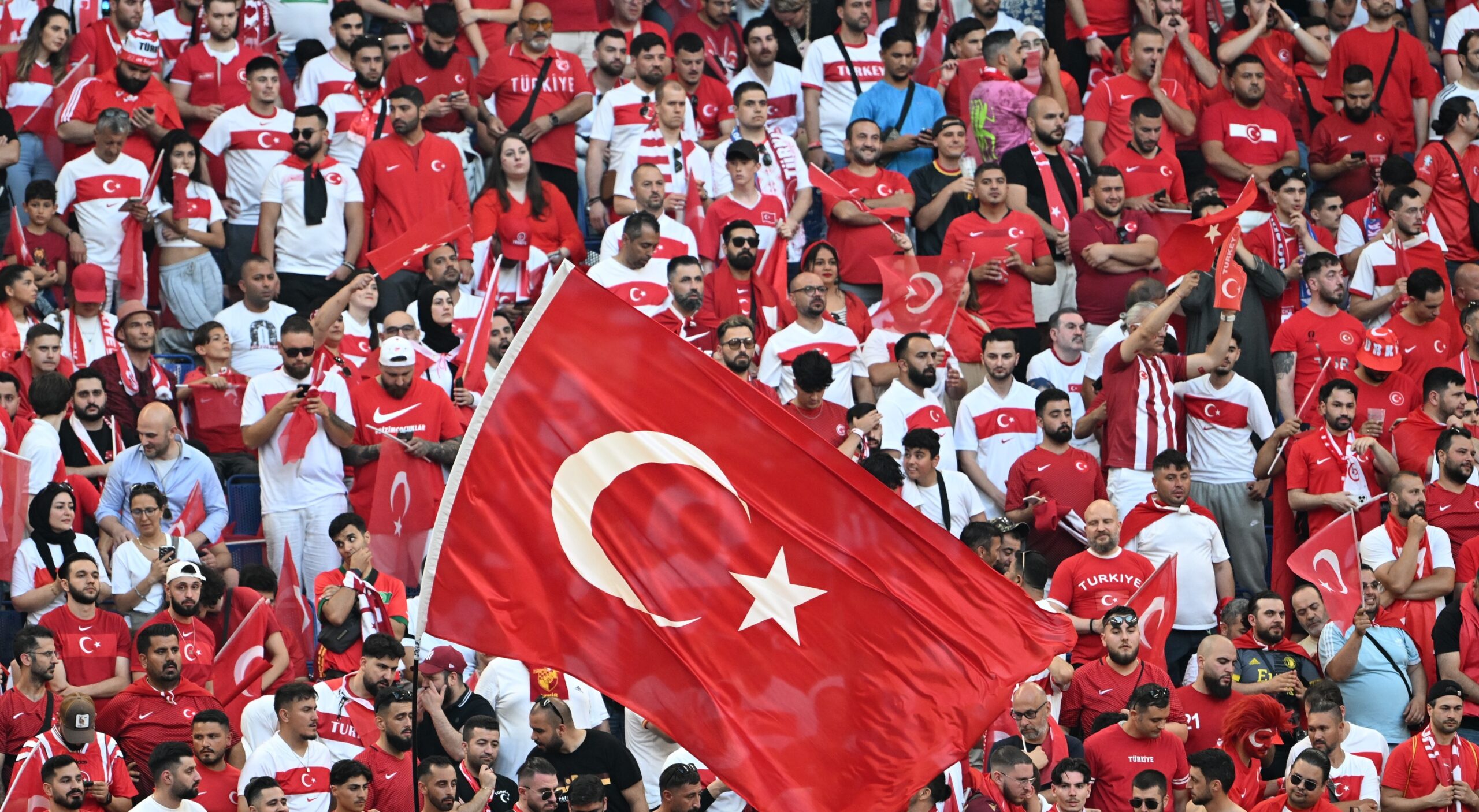Goleiro da Turquia abandona seleção após goleada e causa crise inesperada