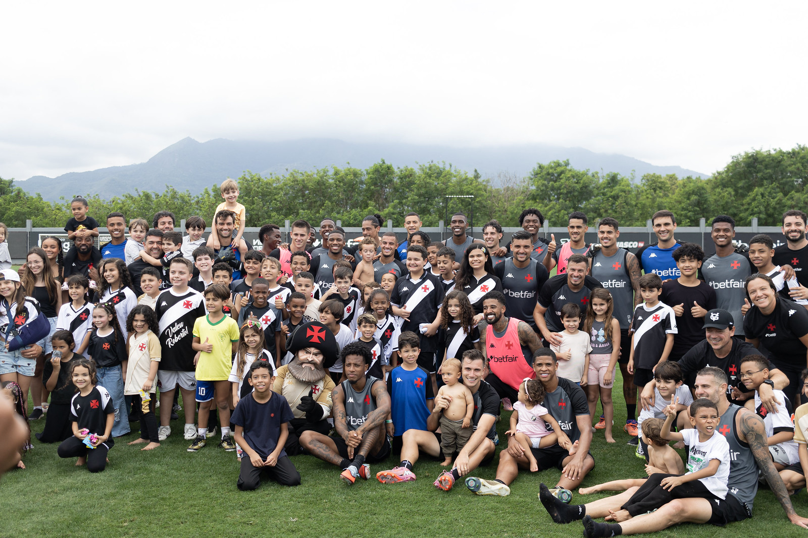 Jogadores do Vasco fazem confraternização com filhos no CT