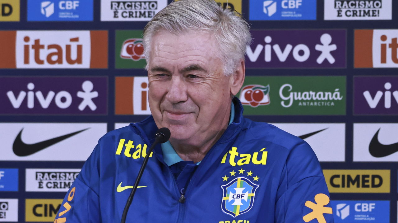 Jovem lateral do Botafogo é convocado por Ancelotti para a Seleção