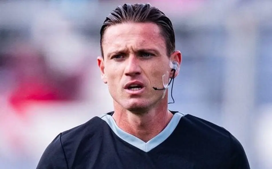Leitura labial expõe explicação do juiz sobre pênalti não marcado em clássico do Brasileirão