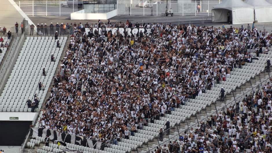 Quatro meses sem salário, vaquinha e milagre: o inacreditável acesso que emocionou o futebol
