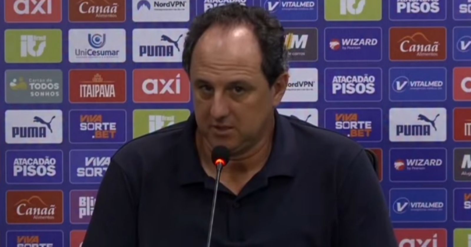 Rogério Ceni ironiza torcida do Botafogo: "Campo neutro"