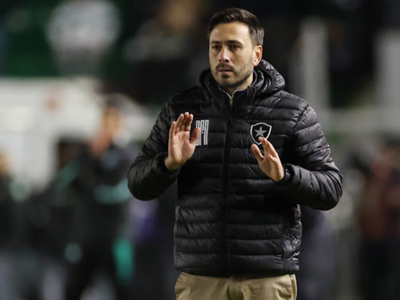 Sede do Flamengo é pichada com críticas a Samuel Lino, do Flamengo