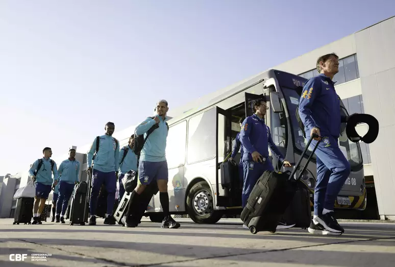 Susto no ar! Voo com jogadores da Seleção tem problema e atrasa apresentação à Ancelotti