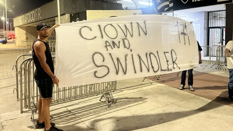 Torcida do Botafogo protesta contra John Textor no Nilton Santos: 'palhaço e vigarista'