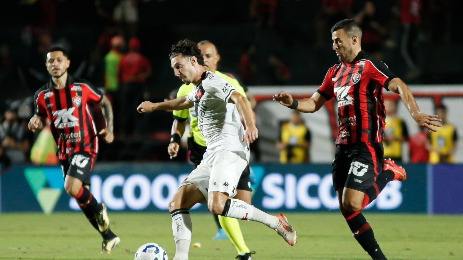 Vasco x Vitória: desfalques e prováveis escalações pelo Brasileiro