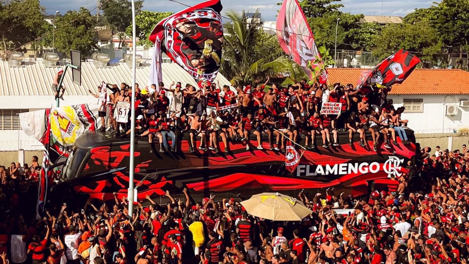 Jogadores do Flamengo reagem após invasão de torcedores no ônibus