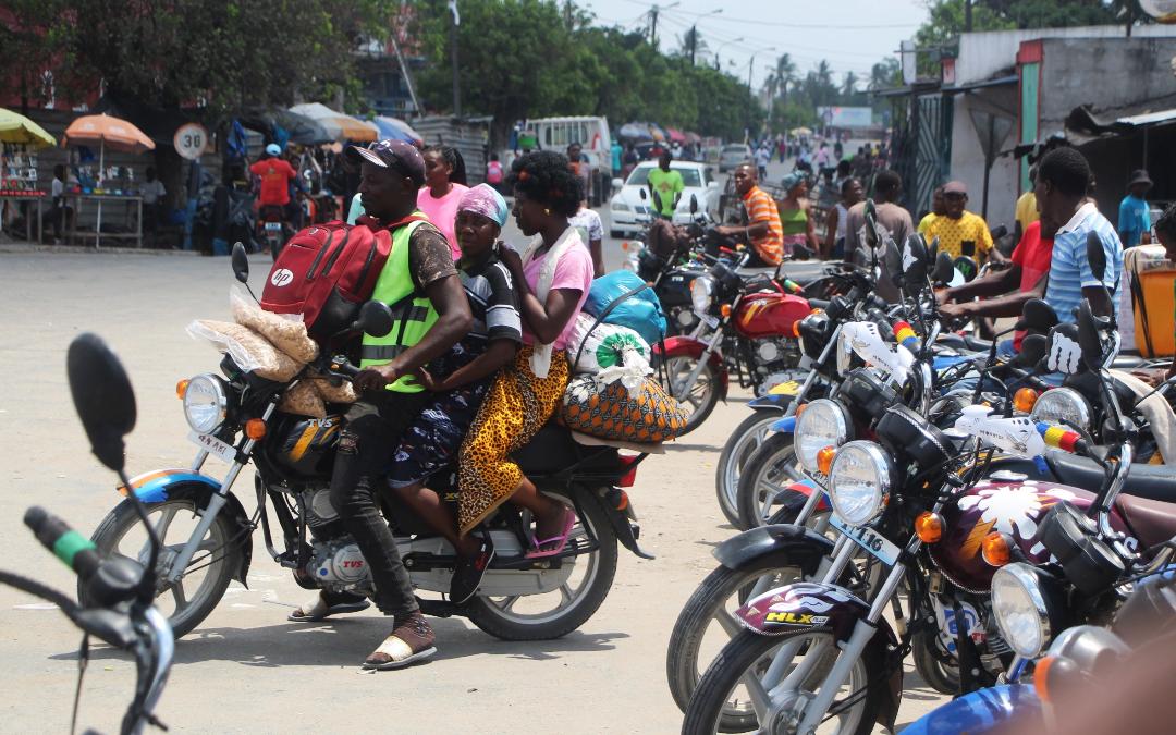 Moto-taxistas bloqueiam estrada em Mocuba