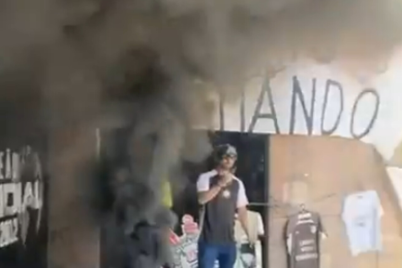 Torcedores do Corinthians protestam em frente ao Parque São Jorge