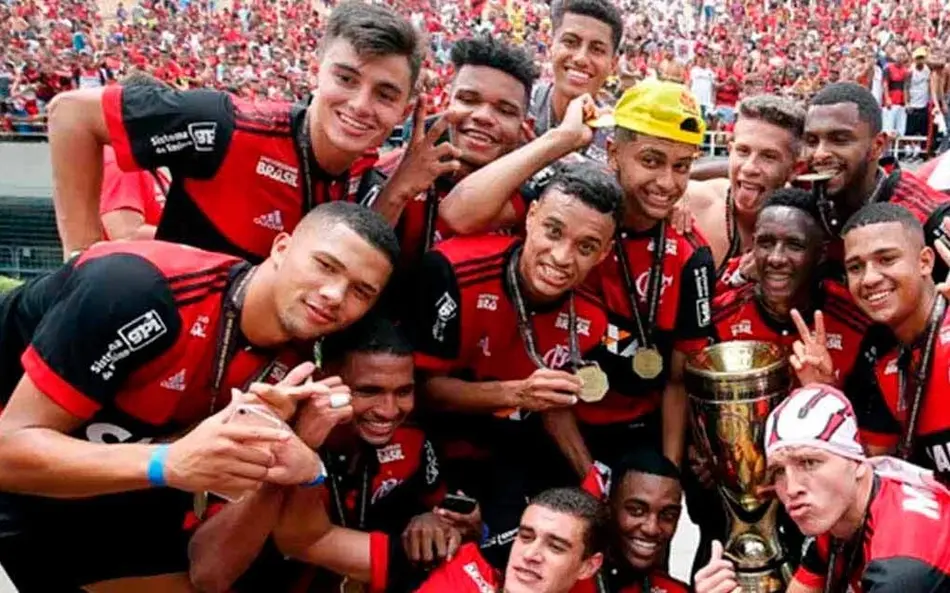 Torcida do Flamengo lota o Centro e SuperVia faz operação especial