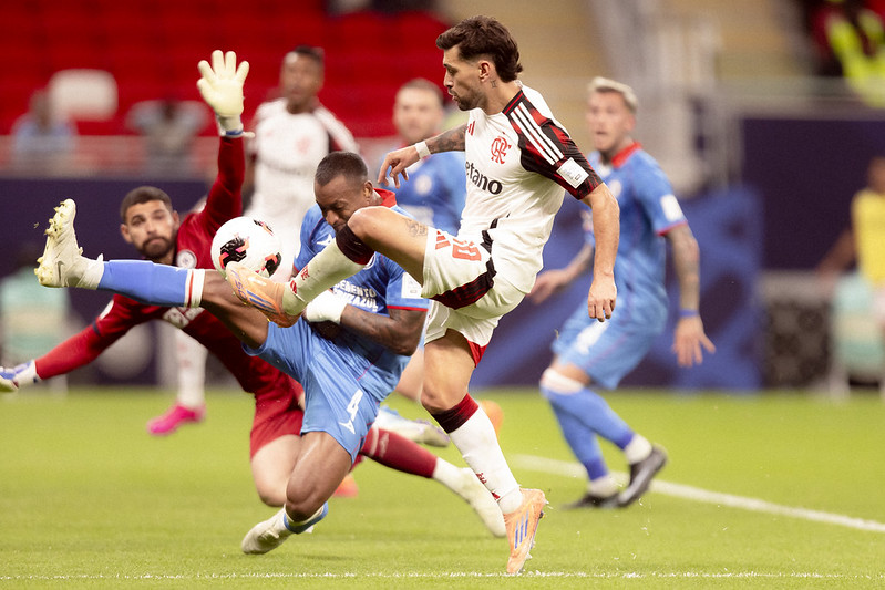 Arrascaeta brilha de novo e Flamengo avança no Mundial