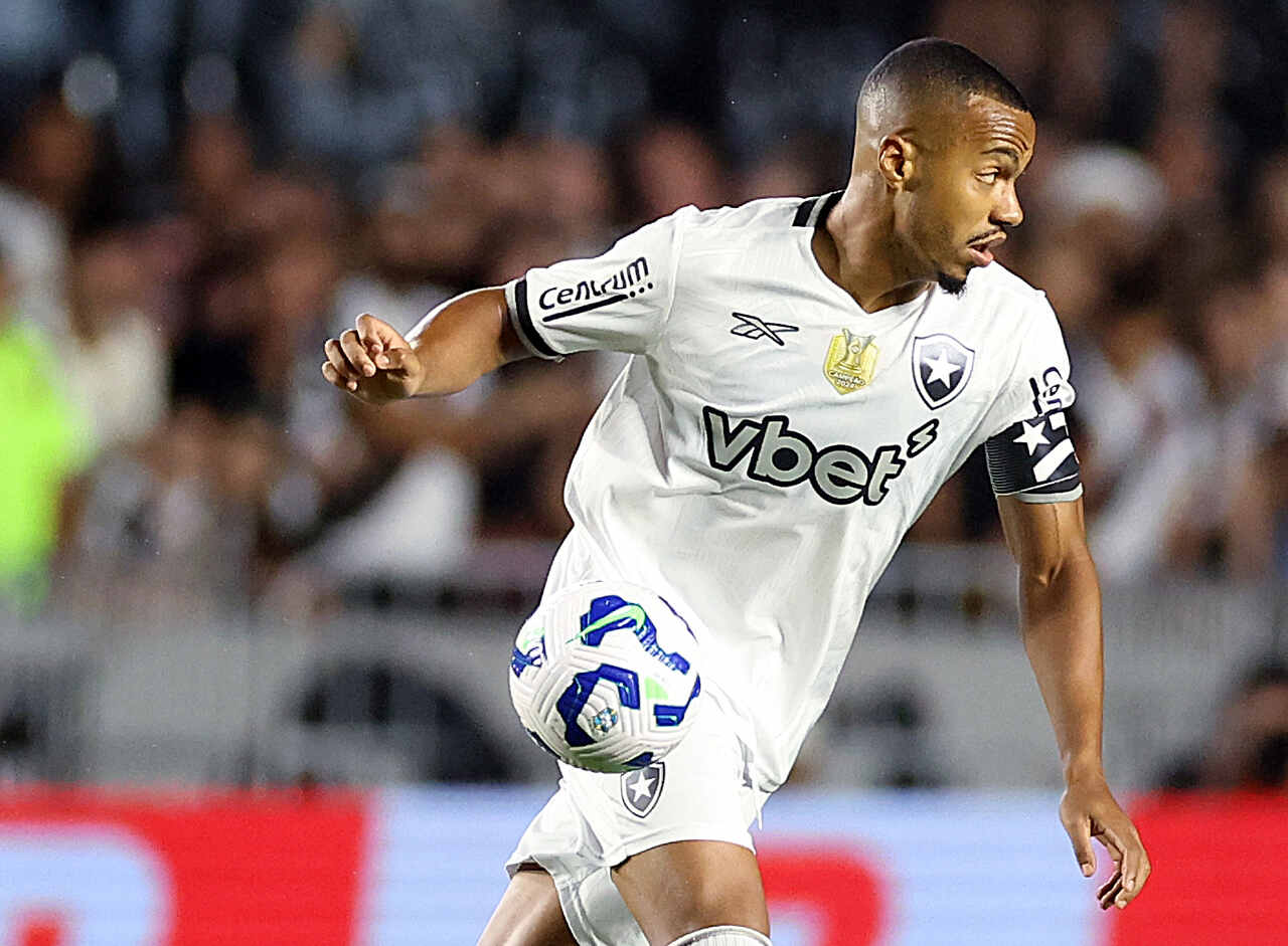 Botafogo demonstra surpresa e Textor quer conversar diretamente com Marlon Freitas