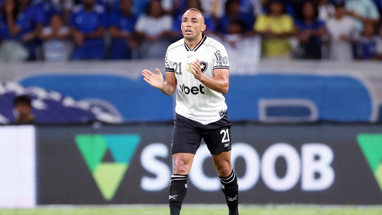 Botafogo empata nos acréscimos e arranca ponto do Cruzeiro em BH