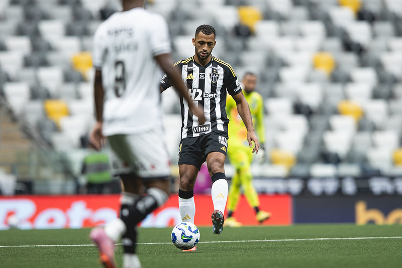 Galo tenta renovar empréstimo de Victor Hugo, só que Bahia só aceita negociar zagueiro em definitivo