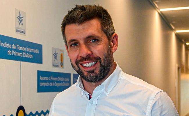 Paulo Pezzolano aparece sorridente